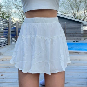 Vit sommrig kjol  - Jag säljer denna superfina vita kjolen från Shein som tyvärr var för kort för mig och därför aldrig kommit till användning! Är ca 165 och den går precis under rumpan på mig. Superfint material och inte alls genomskinlig! Hör av dig om du är intresserad eller vill ha fler bilder!🥰 Nypris 109 kr. Köparen står för eventuell frakt!