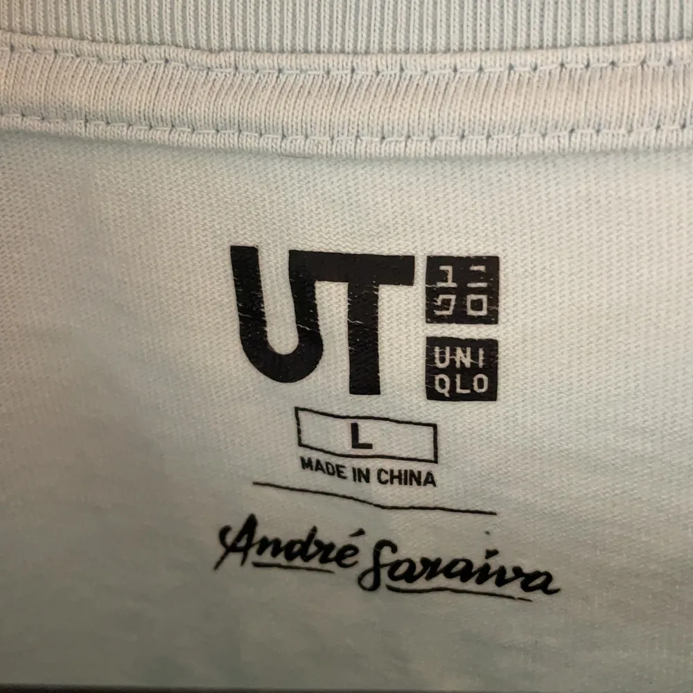 Ljus Blå T-Shirt med tryck från Uniqlo. Skick 9/10. Storlek L.. T-shirts.
