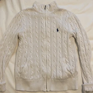 Vit Polo kofta - Jätte fin kabelstickat polo kofta. Står storlek M men mer som en XS/S
