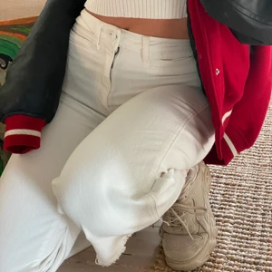 Vita jeans - Fina vita jeans som är avklippta! Jätte fint skick och inga skador finns. Väldigt stretchiga!🤍🤍