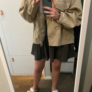 Sommarkjol - Jättesöt brun/grå sommarkjol från Zara💗är i storlek M men jag skulle säga att den passar S-M eftersom den har resår i midjan 💗 kan mötas upp längst gröna linjen annars står köparen för frakten💕