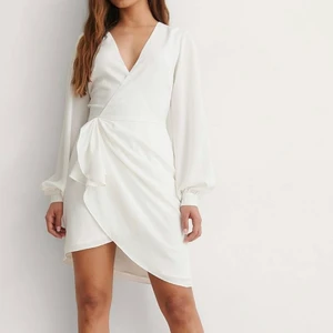 Student kläning  - Studentklänning storlek 40 men är tajt i storlek skulle passa 38 helt ny aldrig använd 