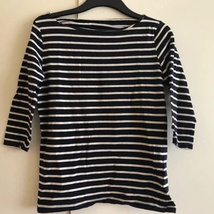 Randig båtringad tröja - Fin båtringad randig top Stl M