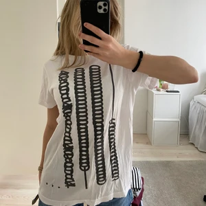 Marc by Marc Jacobs T-shirt  - Cool T-shirt från Marc Jacobs! Strl S. 250kr🌟