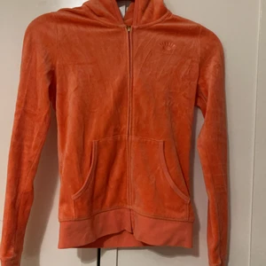 Juicy couture  - Den här jackan är i fin skicka och kostar 300, dock finns det matchande byxor och då kan man köpa setet för 500!