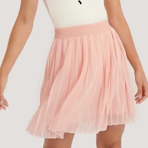 Plisserad kjol - Säljer kort plisserad kjol, storlek s.