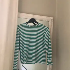 Himla fin vit o grönrandig tröja, men som tyvärr aldrig kommer till användning. ÄLSKAR DEN, men tyvärr måste man ju rensa garderoben :// Den har världens finaste gröna färg!!! 