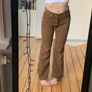 Bruna manchesterbyxor 90-tal - Säljer mina favorit bruna manchesterbyxor som inte längre kommer till användning! Lite lågmidjade och skitsnygga nu till sommaren. 
