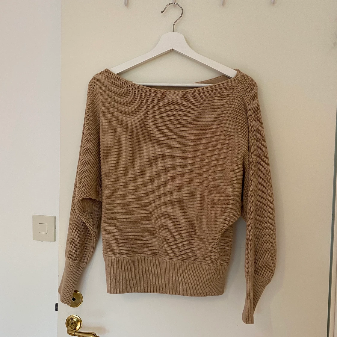 Beiga stickad tröja från NAKD