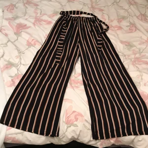 Byxor i nyskick - Svart, brun och vitrandiga byxor med snörning. Knappt använd