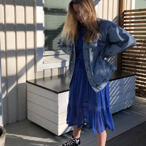 Blå klänning  - Säljer denna oanvända glitter klänning från Denim Hunter. Pris lapp finns kvar, org pris 1000kr💙