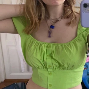 Söt grön topp - Denna topp är jättesöt och perfekt till fest. Tyvärr är dragkedjan på sidan lite sönder, men funkar fortfarande och syns inte när tröjan är på. 