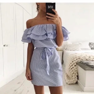 Sommarklänning - Tunn vit off-shoulder klänning som passar perfekt till sommaren🤍 Aldrig använd.  Eftersom att många är intresserade så blir det budgivning i kommentarerna. Starta från 120kr