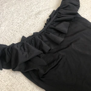 Baddräkt  - En härlig baddräkt från Monki, som bara är använd ett fåtal gånger. Den är offshoulder om man vill, men kan ha den på axlarna också, jättefint:) Har bara inte längre användning för den tyvärr:/ Hör av dig vid intresse eller frågor:)