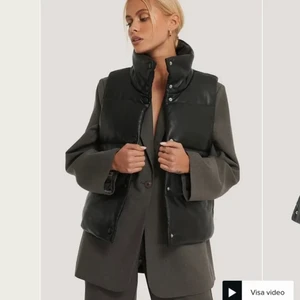 Nakd väst - Säljer denna superfina väst från nakd, helt slutsåld på deras hemsida. Köpte nyss av en annan här på plick men säljer igen då den inte passade mig tyvärr!! Nypris 700, buda från 300 eller köp dirket för 500 (jag köpte för 650)💕⚡️