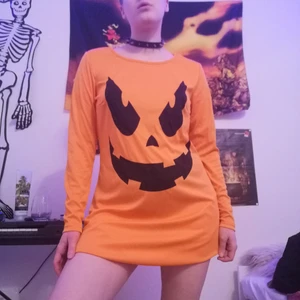 Halloweenklänning - Aldrig använd förutom när jag provat den, på första bilden har jag vikt upp den och man borde rätt enkelt kunna sy upp den på det sättet om man vill! 