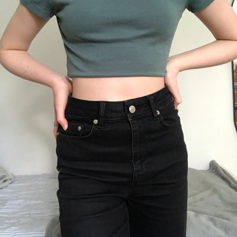 Svarta jeans från Lager157 i modellen Lane. Fransiga i slutet av byxan och lite korta i modellen. Annars i bra skick💕. Jeans & Byxor.