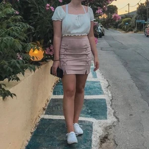 Rosa kjol - Kjol köpt på plick. Finns ingen lapp kvar i. Storlek L men passar mig som har M. Du står för frakten.