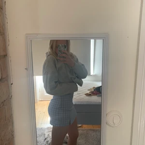 Rutig kjol - Väldigt fin blå rutig kjol❤️ köparen står för frakt 📦 kan mötas upp i Gävle. Det är bara att sms:a om du undrar något 