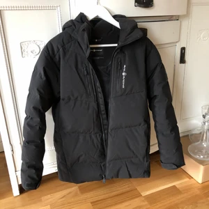 Sail racing jacka strl xs/s - Jag säljer då min sail racing jacka pågrund att jag inte har användning för den, den är i super bra skick Inge märken eller nåt! Har haft den sen vitras, köparen står för frakt💕priset kan diskuteras vid snabb affär💕💕