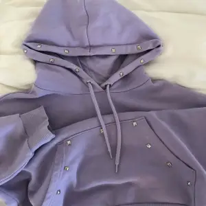 Cool lila hoodie från monki med nitar på ficka och luva, knappt använd alls så ser som ny ut iprincip!💕 