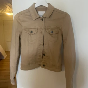 beige jeansjacka - Snygg jeansjacka, tyvärr för liten för mig