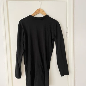 Långärmad T-Shirt Weekday strlk M - T-shirt från Weekday storlek M! Rak i modellen, ganska oversized.