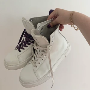 Eytys boots - Säljer dessa Eytys boots då de blivit för små för mig, annars hade jag haft de kvar! Bra skick med några få märken fram på skon. Väldigt fina till sommaren med en liten klänning eller jeans! Ena skon har lila snören och den andra vita som syns på bilden💓💓 frakt står köparen för!
