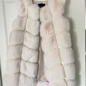 Vit pälsväst (fake päls)  - Vit pälsväst i (fake päls) storlek M. Aldrig använd & prislapp sitter kvar. Kan gå ner i pris vid snabb affär :)