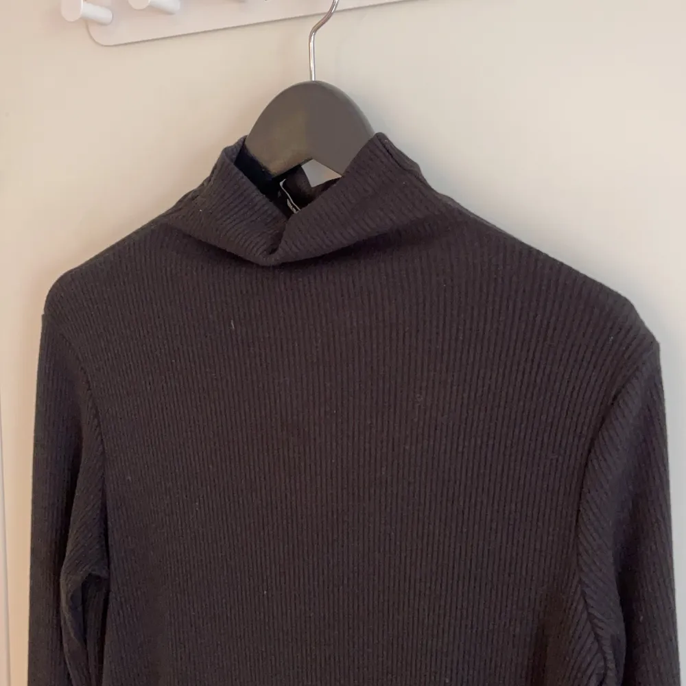 Long turtleneck from bikbok and not worn often. Feel free to ask any questions. . Stickat.