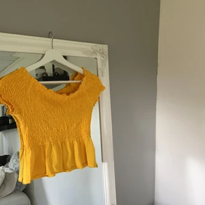 Off shoulder topp från Ginatricot - Gul tröja i off shoulder modell, storlek XS