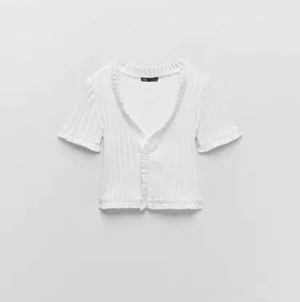 Vit topp zara - Säljer denna helt oanvända topp ifrån zara då jag köpte fel storlek. Prislapp kvar och tröjan är endast provad! Nypris 159kr 