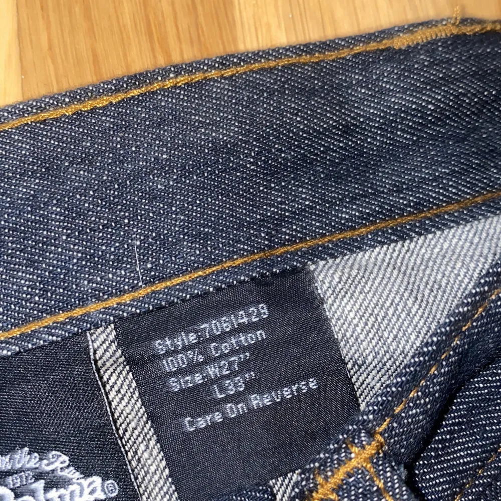 Jag säljer ett par jeans. De är lågmidjade och är vintage. Färgen är mörkblå. Nästan svarta och jag säljer de eftersom de ej passade mig. Skriv i dm för mer info eller bestämma vilket pris som passar. Betala med swish. Jeans & Byxor.