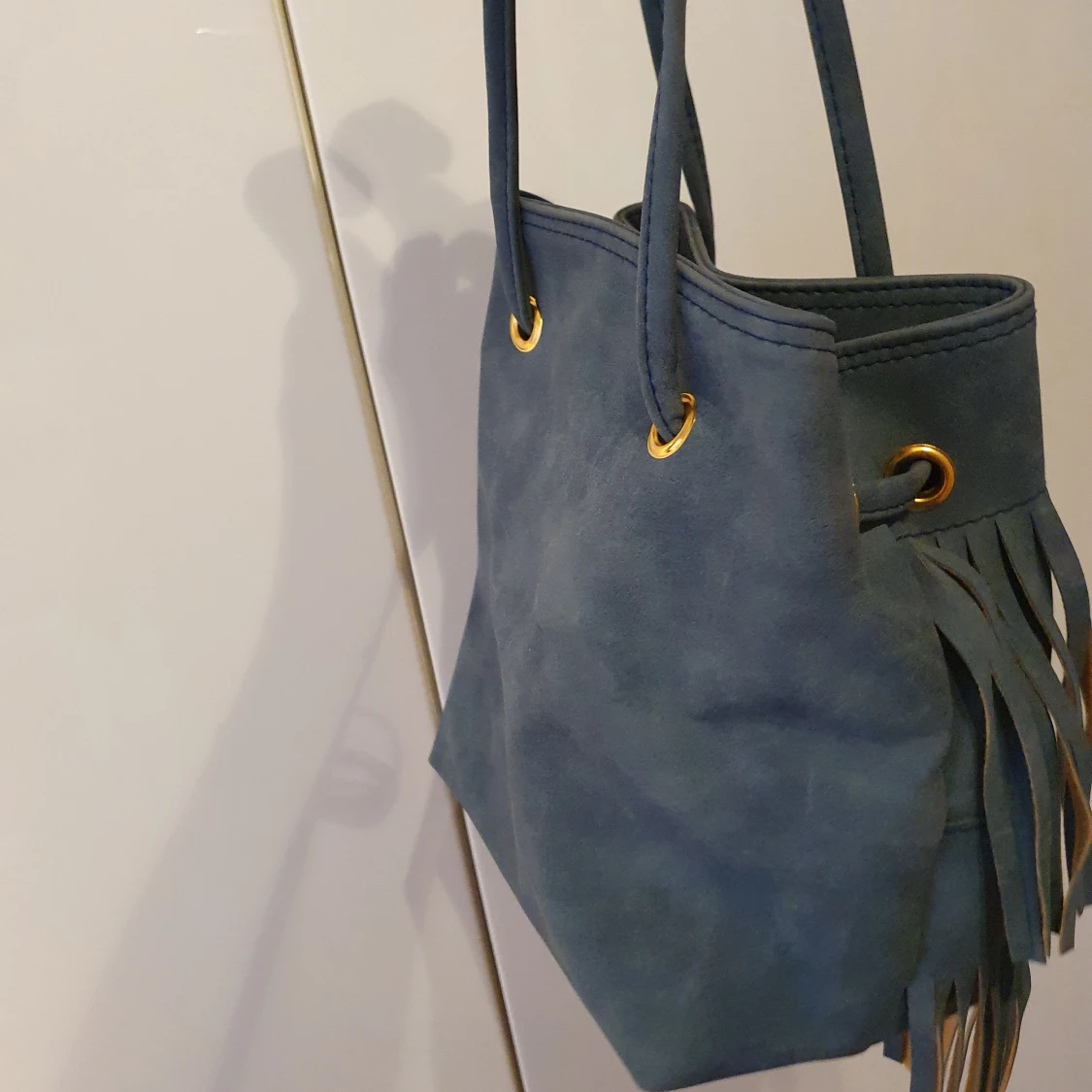 En blå väska vet inte vad den är ifrån. - 90