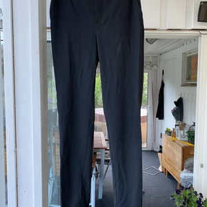 Mjuka kostymbyxor - Mjuka kostymbyxor med resår i midjan, de är SÅ bekväma. Dagar man inte orkar klä upp sig så fungerar dessa utmärkt! Säljer för att de är för små just nu, tyvärr :( de är i storlek 34 och är från VERO MODA.