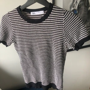 Zara topp - Slutsåld topp från zara, endast använd två gånger så i jättebra skick💕 Storlek M men passar även S och XS🌟 Buda från 100kr eller köp direkt för 350kr💕 Köpare står för frakt