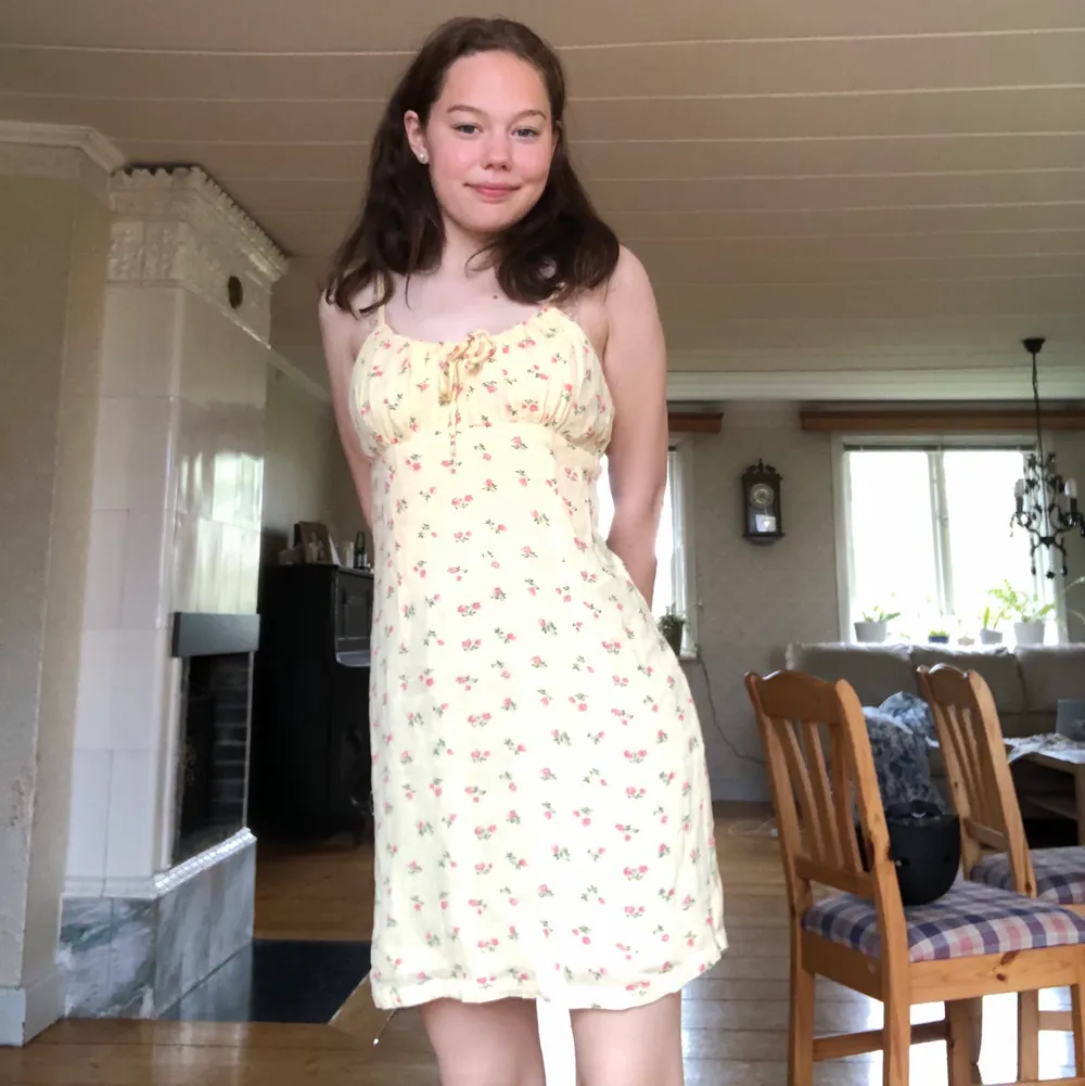 Supersöt gulblommig solklänning. Helt perfekt på sommaren då den är så sval🥰 Köpt second hand, men skulle säga att den fortfarande är i relativt bra skick ❤️ frakt ingår inte . Klänningar.