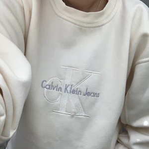 Vintage CK sweatshirt  - En vintage CK tröja i den sötaste färgen! Sparsamt använd och inga fläckar. Kan bli budgivning om flera är intresserade. Högsta bud: 500