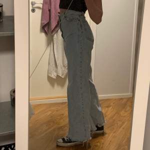 Säljer dessa jeans pgr av att jag aldrig använder dem. Har behövt klippa längst ner för dem var för långa för mig. Sitter bra och hur fina som helst men som tyvärr inte kommer till användning. Jag är 162/163 cm.
