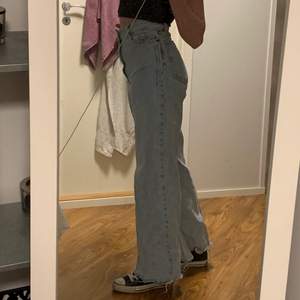 Säljer dessa jeans pgr av att jag aldrig använder dem. Har behövt klippa längst ner för dem var för långa för mig. Sitter bra och hur fina som helst men som tyvärr inte kommer till användning. Jag är 162/163 cm.