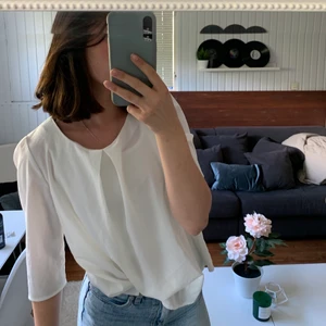 Super gullig topp med detalj i ryggen  - Super fin topp med rosett i ryggen som detalj, blusen har ett super skönt material och går att både klä upp och ner beroenden på tillfälle 💕💕