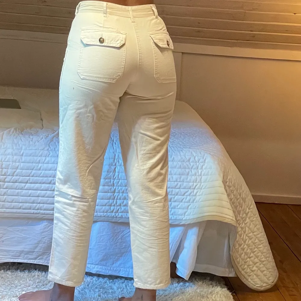Super fina beiga byxor, påminner om linne byxor. köparen står för frakten ✨✨ jag är 167 cm. Jeans & Byxor.