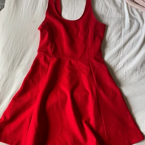 Röd klänning - Klänning från H&m storlek 38. Använd under en dag