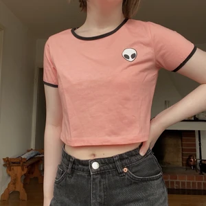 Rosa crop top med alien - Söt crop top med en Alien vid bröstet! Köpt på SHEIN. 45 kr frakt 🌿 Finns i Västerås och tillfälligt i Malung. OBS: Det står att toppen är medium men den är väldigt liten i storleken, passar nog small bättre. 