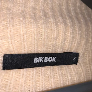 Stickad peach färgad tröja - Köpt på Bikbok, storlek s (passar M). Har slits på vardera sida. Går över rumpan och har lite högre krage.