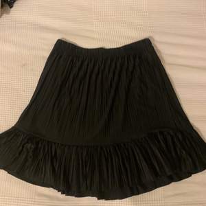 En svart plisserad kjol från Zara som är jättemjuk och skön. Så användbar till allt!