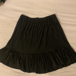 Kjol - En svart plisserad kjol från Zara som är jättemjuk och skön. Så användbar till allt!