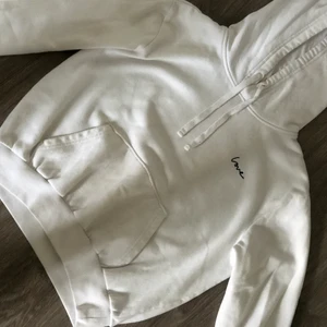 Hoddie från hm i fint skick.  - Inte andvänt mpgna gånger och är i bra skick 