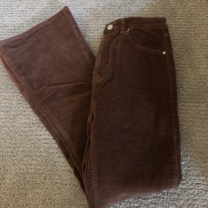 bruna manchester byxor - Säljer dessa pga att de var lite för korta för mig (170 cm). Annars är de jättefina med ett skönt manschester tyg. (Sista bilden är från sheins hemsida)