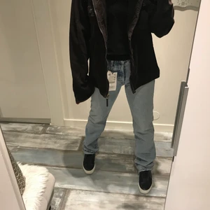 Blåa zara jeans - Säljer nu dessa zara jeans! Mid Rise. Storlek 34. Säljs då jag upplever att de är för stora för mig i midjan. Prislappar kvar! Kvitto borttappat därför går det ej att lämna tbx i butik. Slutsåld i butik och på hemsidan. Pm för fler bilder 💞